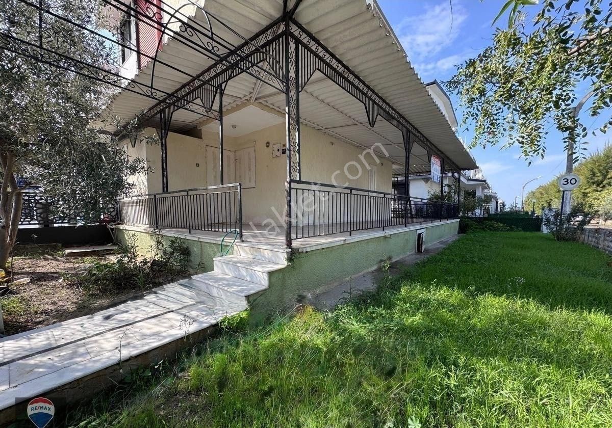 Kuşadası Karaova’da Denize Sıfır, Özel Plajlı, Köşebaşı Bahçeli Villa! - Görsel 9