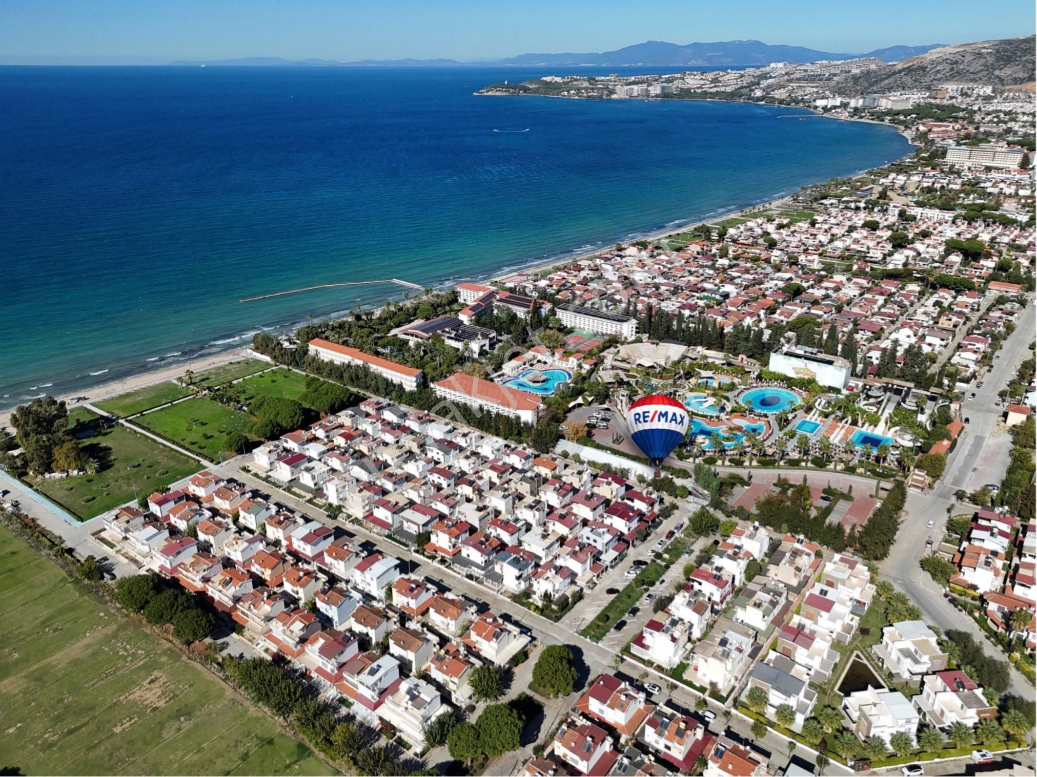 Kuşadası Karaova’da Denize Sıfır, Özel Plajlı, Köşebaşı Bahçeli Villa!