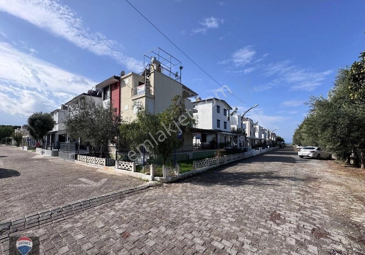 Kuşadası Karaova’da Denize Sıfır, Özel Plajlı, Köşebaşı Bahçeli Villa! - Görsel 4