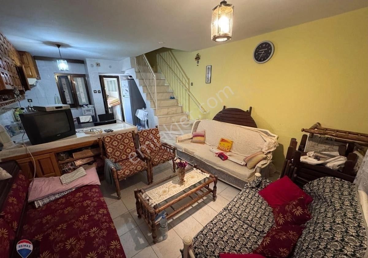 Kuşadası Karaova’da Denize Sıfır, Özel Plajlı, Köşebaşı Bahçeli Villa! - Görsel 18