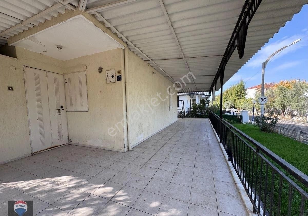 Kuşadası Karaova’da Denize Sıfır, Özel Plajlı, Köşebaşı Bahçeli Villa! - Görsel 14