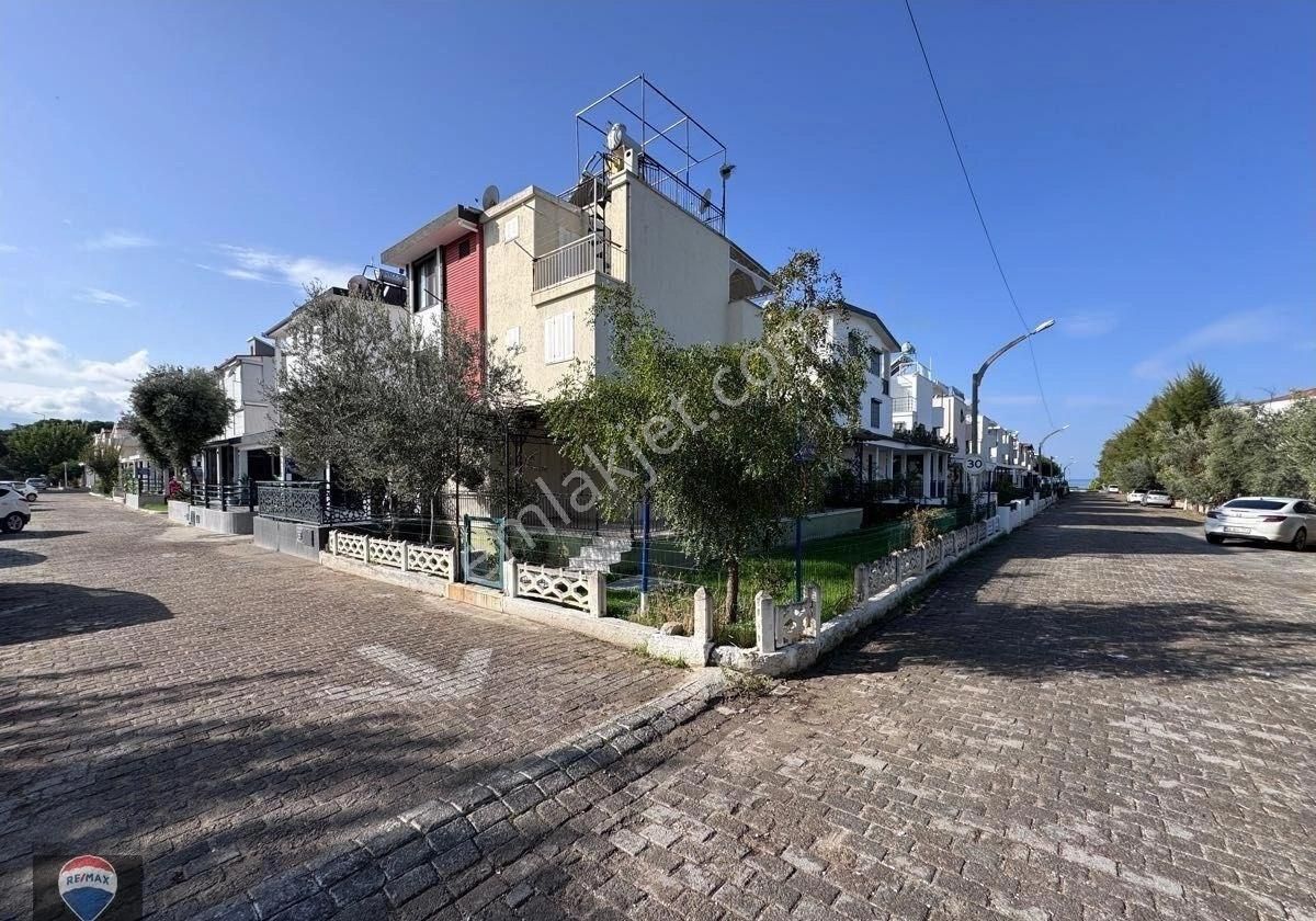 Kuşadası Karaova’da Denize Sıfır, Özel Plajlı, Köşebaşı Bahçeli Villa! - Görsel 34