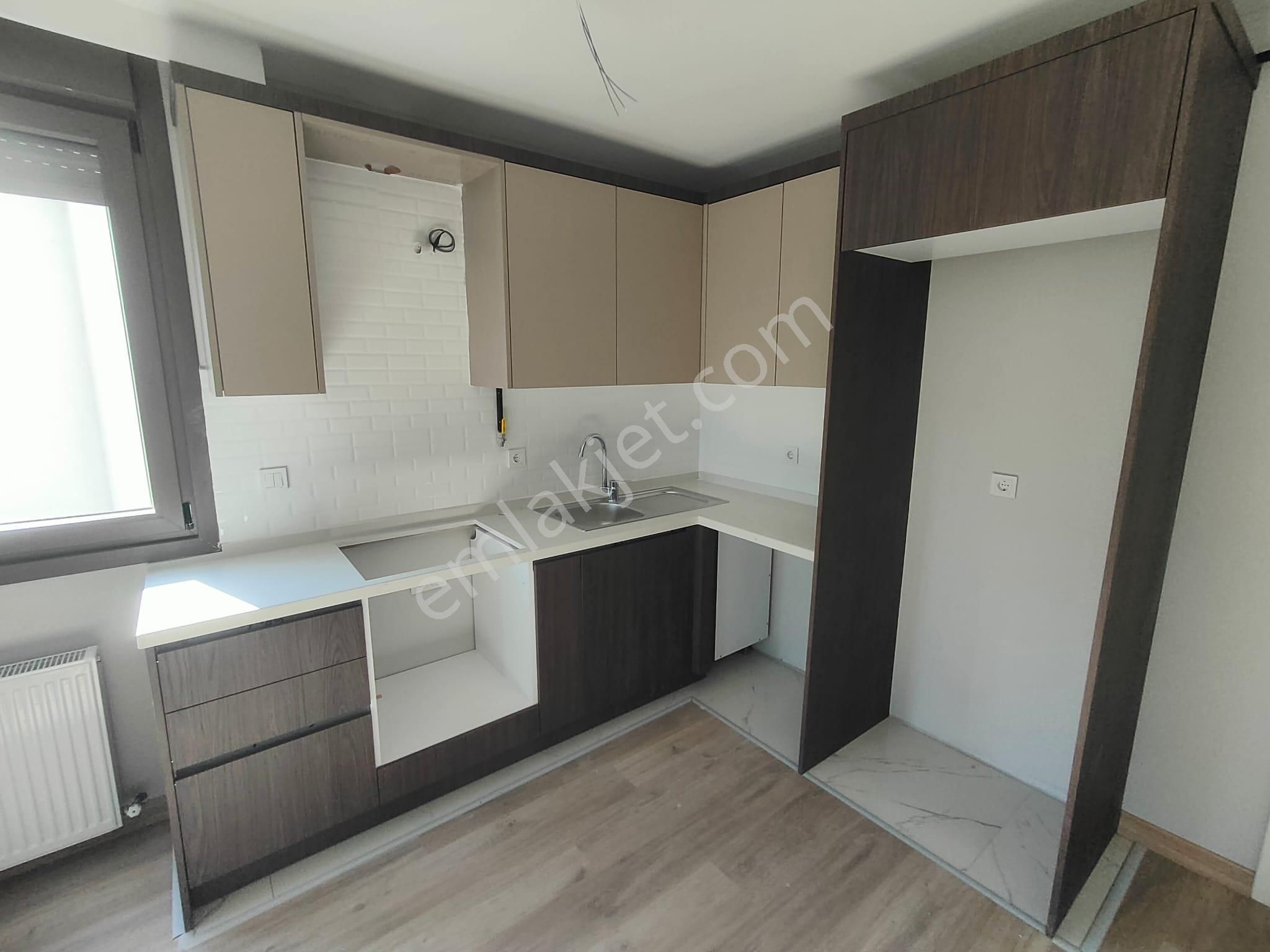 Emlak Dünyasından Küçükyalıda Satılık 2+1 Fırsat Daire - Görsel 3