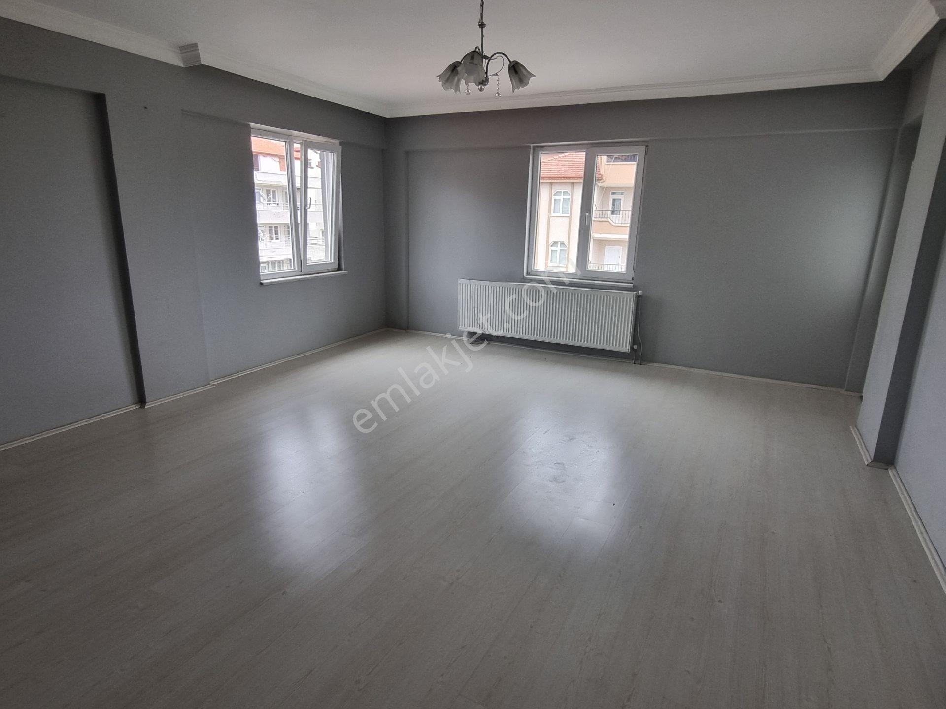 Atatürk Mahallesinde Kiralık Bakımlı Geniş Balkonlu Yalıtımlı Daire