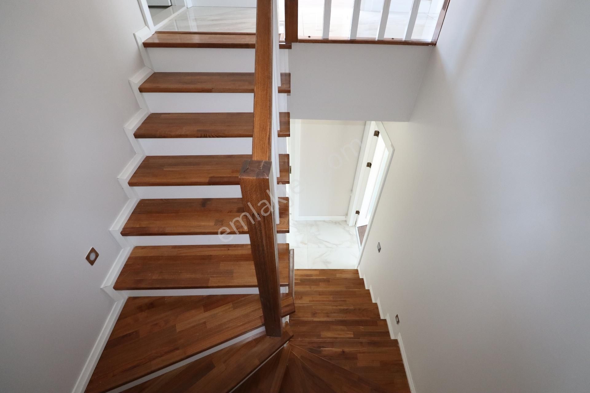 Güre Yolun Altında Satılık Havuzlu Sitede 3+1 Sıfır Villa - Görsel 21