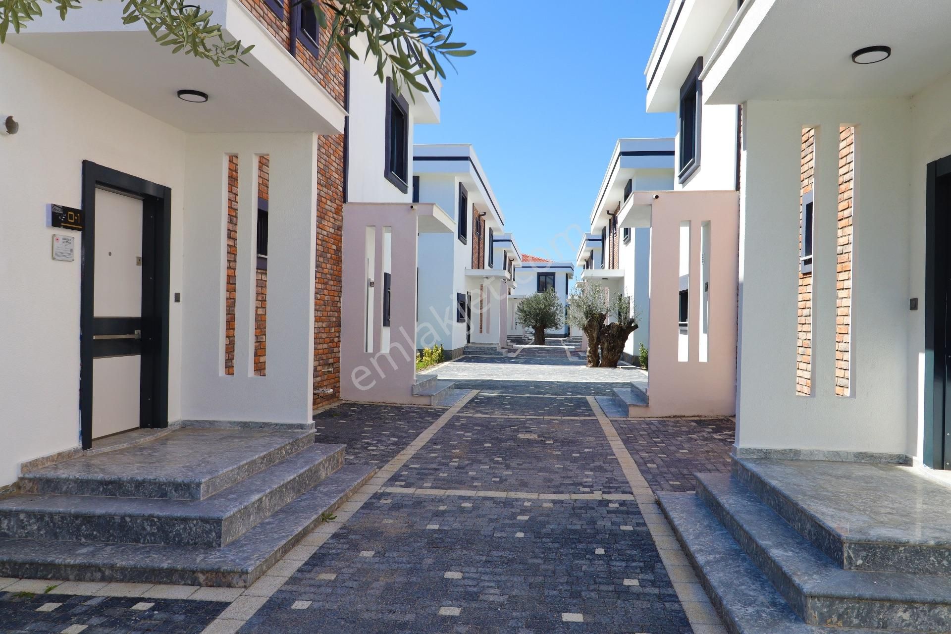 Güre Yolun Altında Satılık Havuzlu Sitede 3+1 Sıfır Villa - Görsel 31