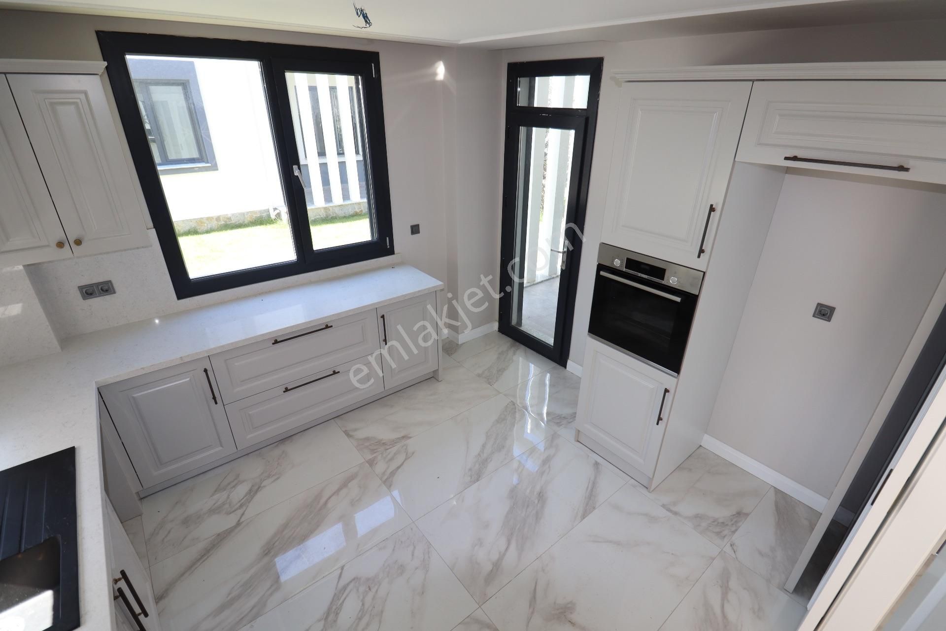 Güre Yolun Altında Satılık Havuzlu Sitede 3+1 Sıfır Villa - Görsel 14