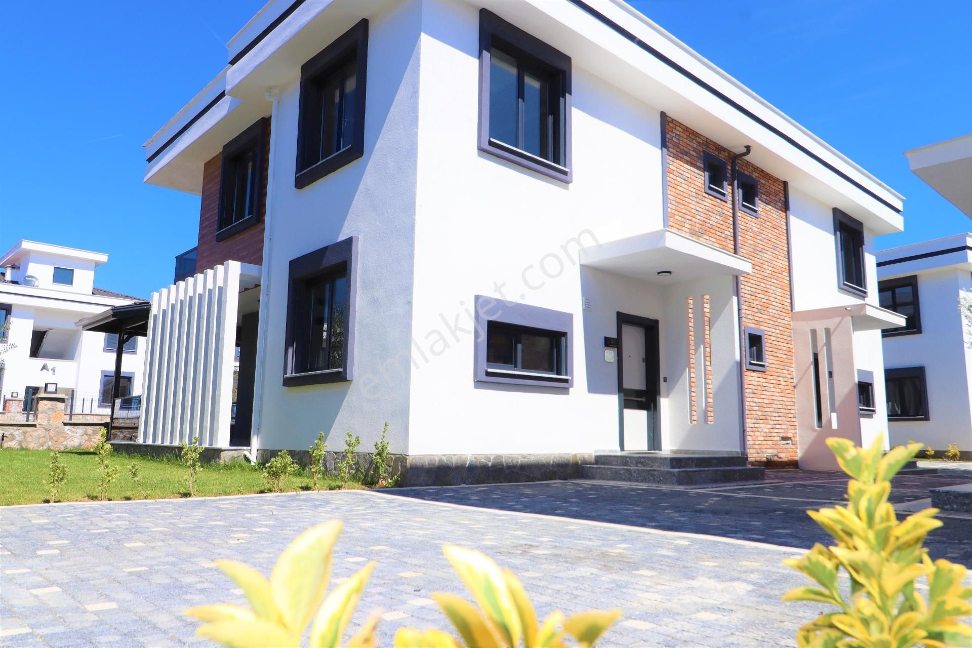 Güre Yolun Altında Satılık Havuzlu Sitede 3+1 Sıfır Villa - Görsel 28