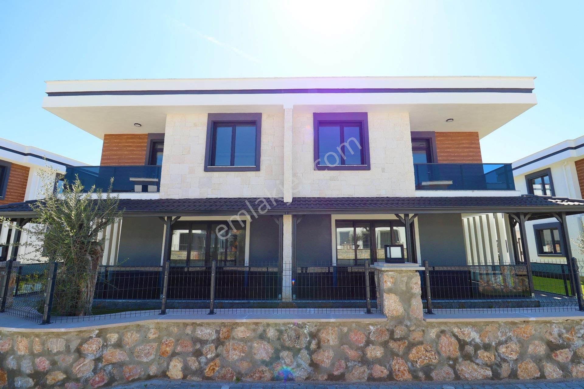 Güre Yolun Altında Satılık Havuzlu Sitede 3+1 Sıfır Villa - Görsel 29