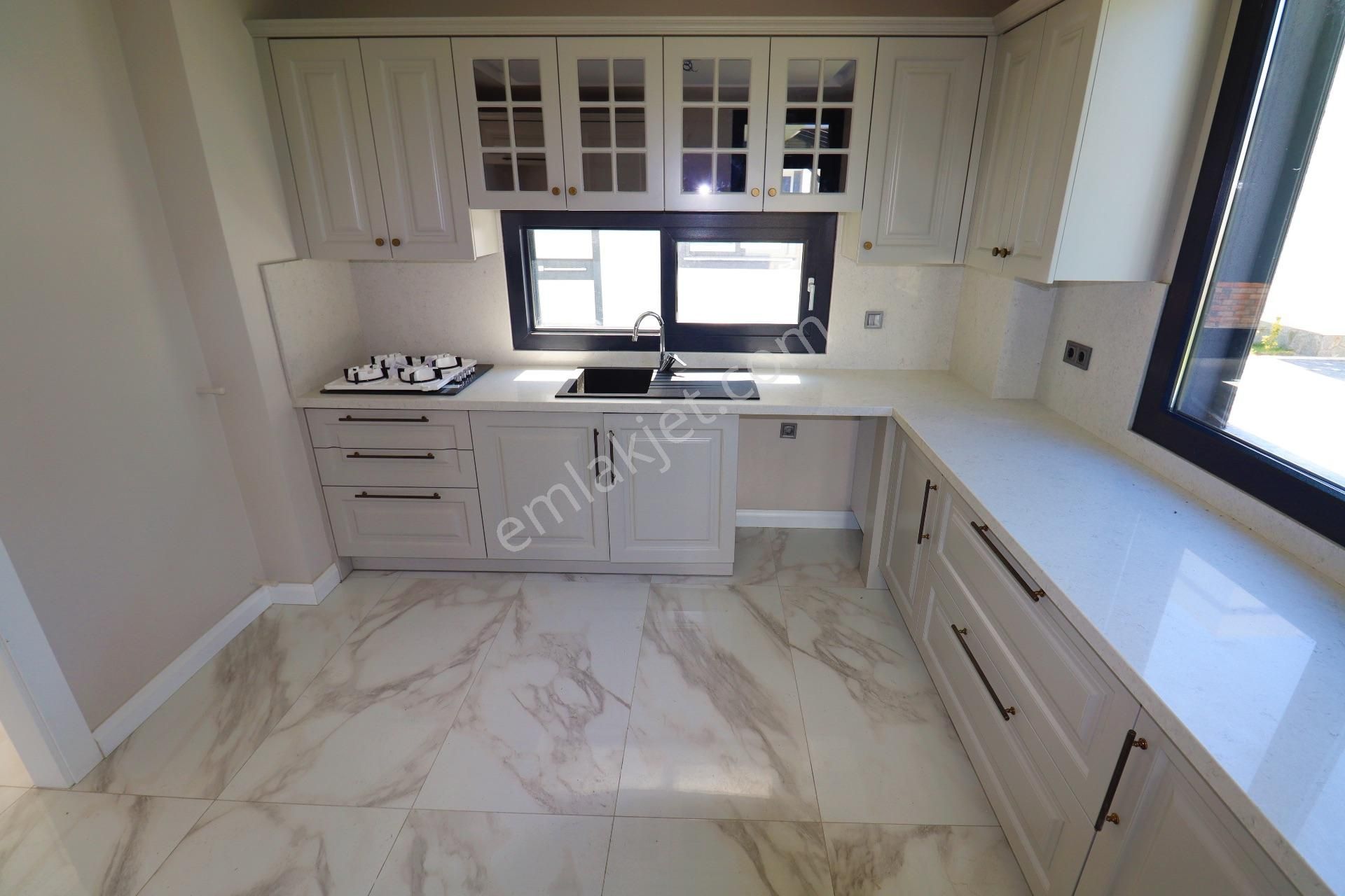 Güre Yolun Altında Satılık Havuzlu Sitede 3+1 Sıfır Villa - Görsel 13