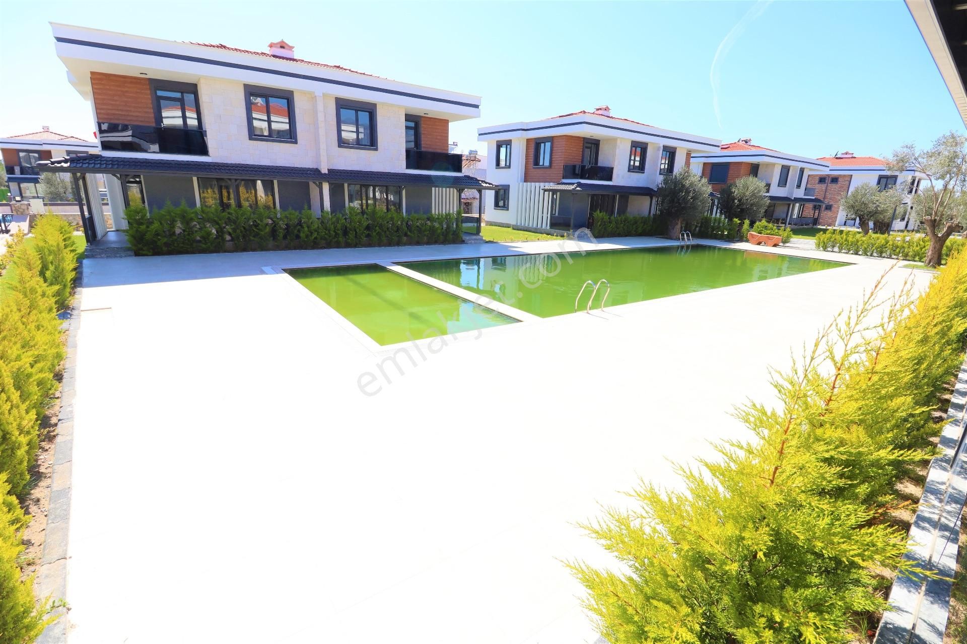 Güre Yolun Altında Satılık Havuzlu Sitede 3+1 Sıfır Villa - Görsel 32