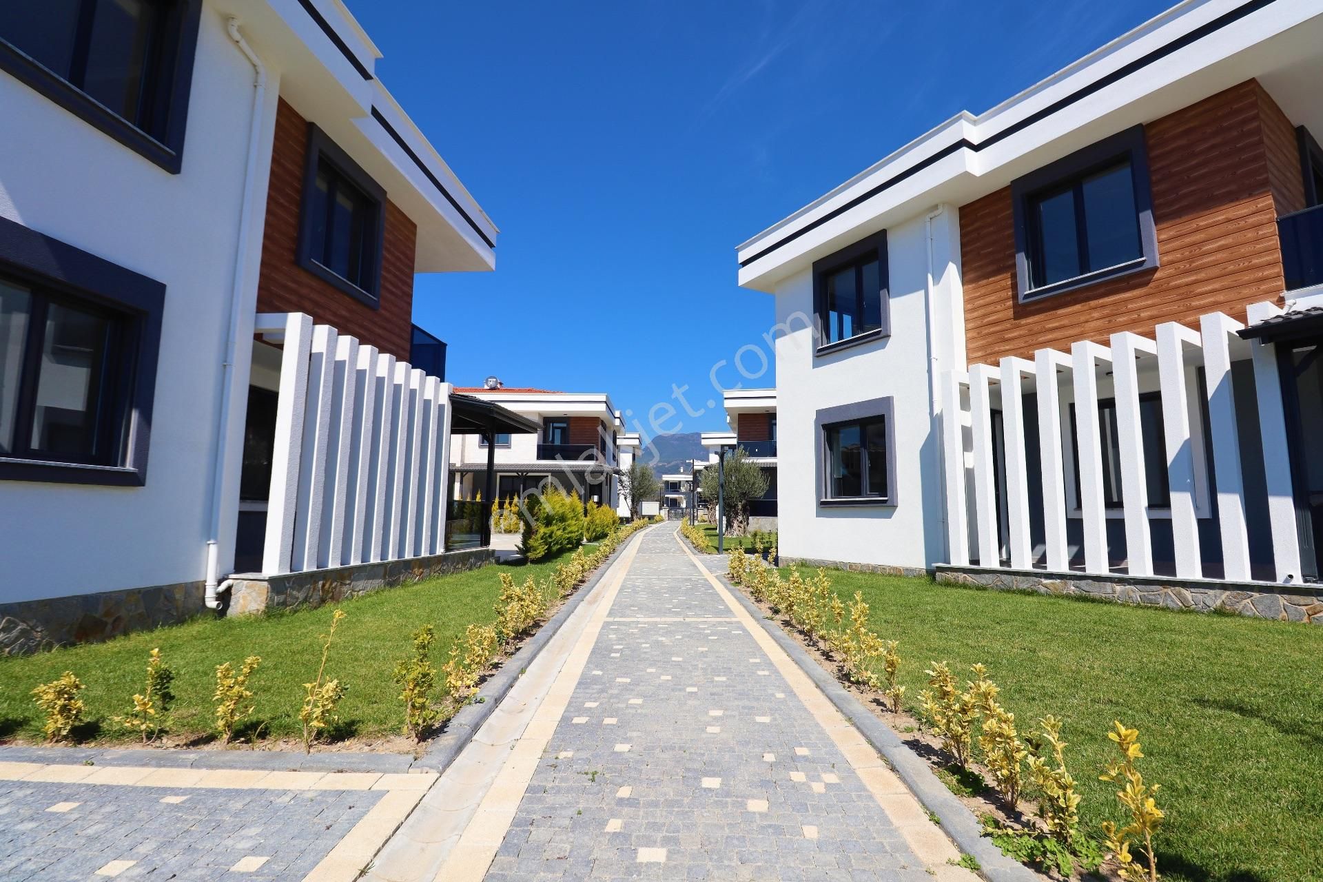 Güre Yolun Altında Satılık Havuzlu Sitede 3+1 Sıfır Villa - Görsel 3