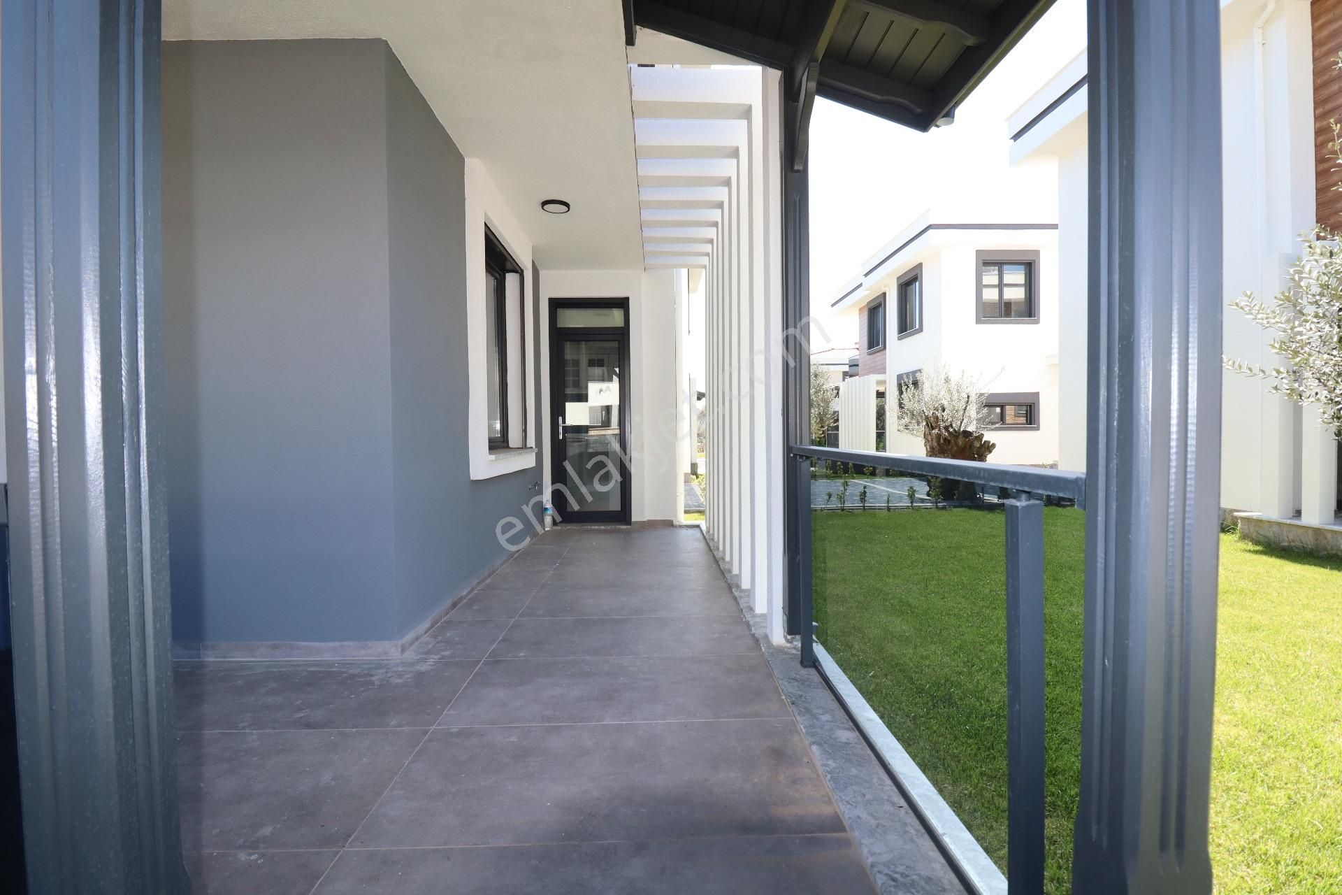 Güre Yolun Altında Satılık Havuzlu Sitede 3+1 Sıfır Villa - Görsel 18