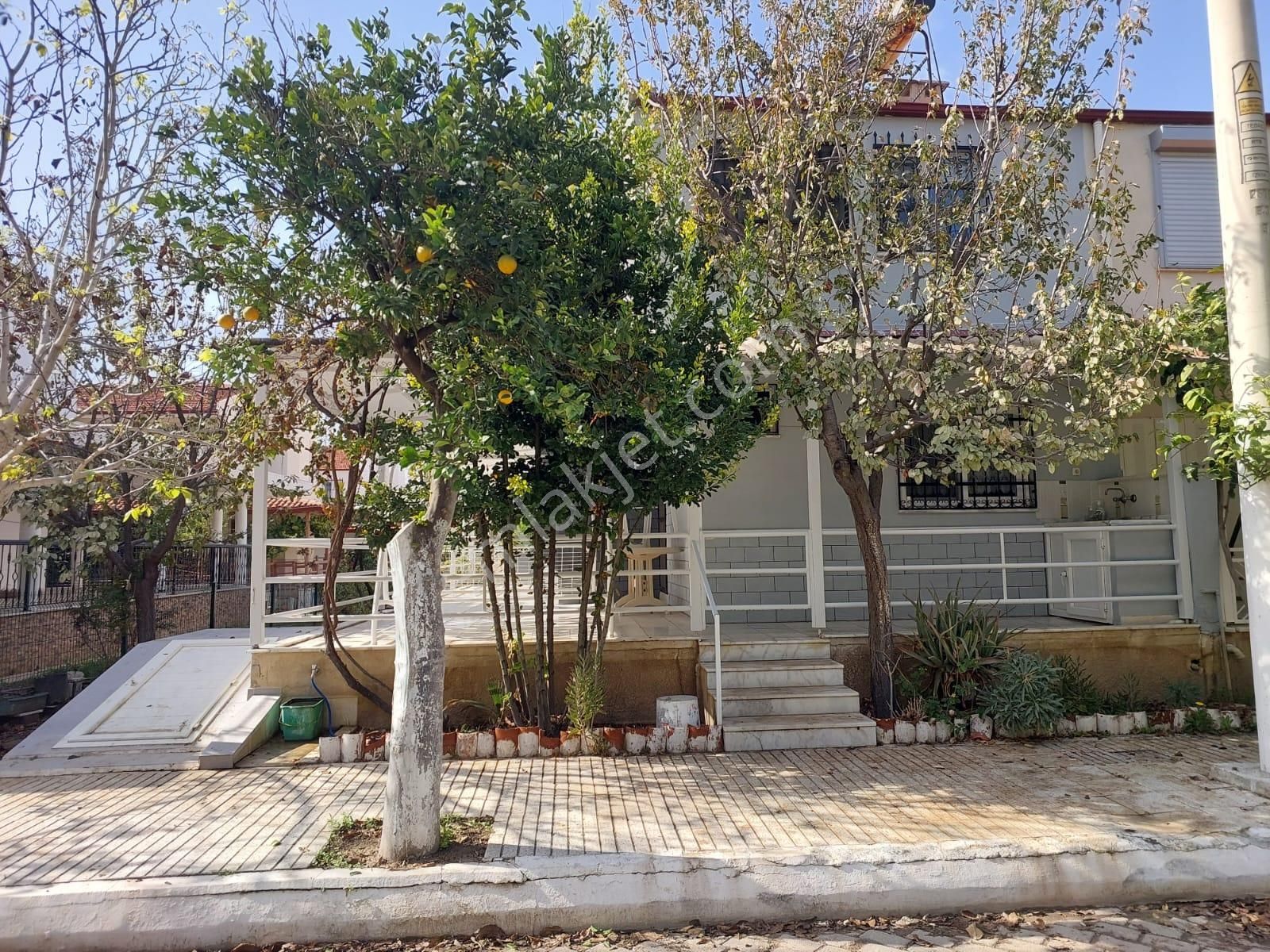 Sahil Sitelerinde Denize 350 Metre 3+1 Yazlık