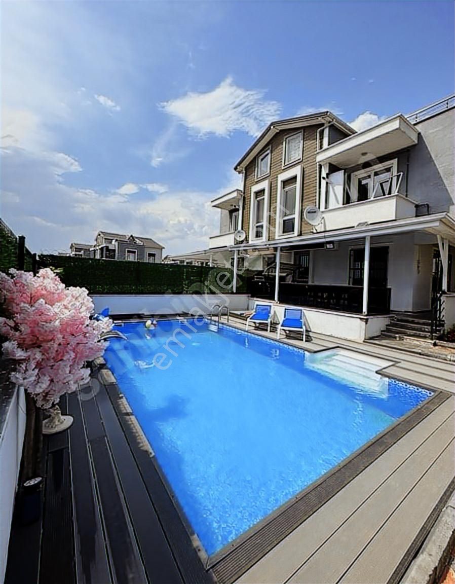 Denize Yakın Tam Donanımlı Merkezi Konumda 5+1 Havuzlu Villa