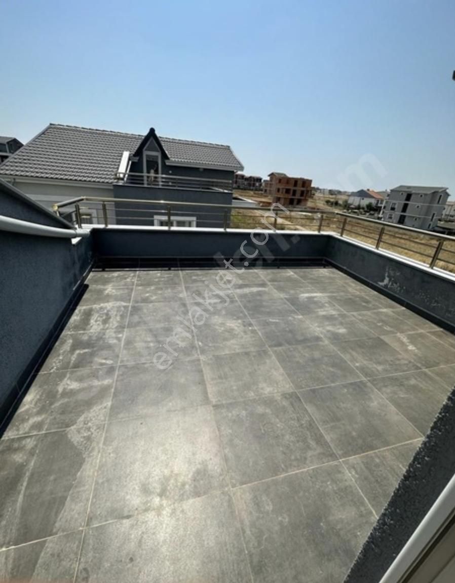 Denize Yakın Tam Donanımlı Merkezi Konumda 5+1 Havuzlu Villa - Görsel 5