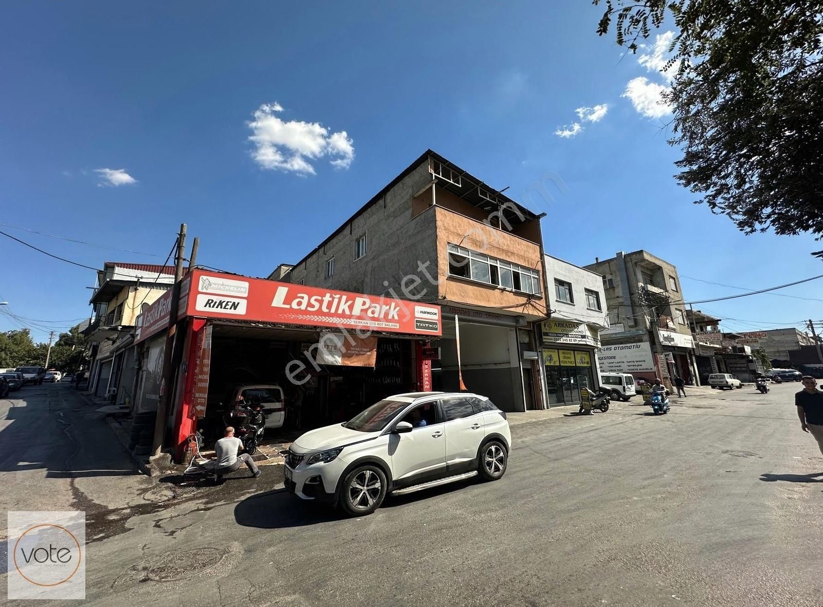 Karabağlar San. En İşlek Noktasında Satılık 180 M² Köşe 3 Dükkan - Görsel 3