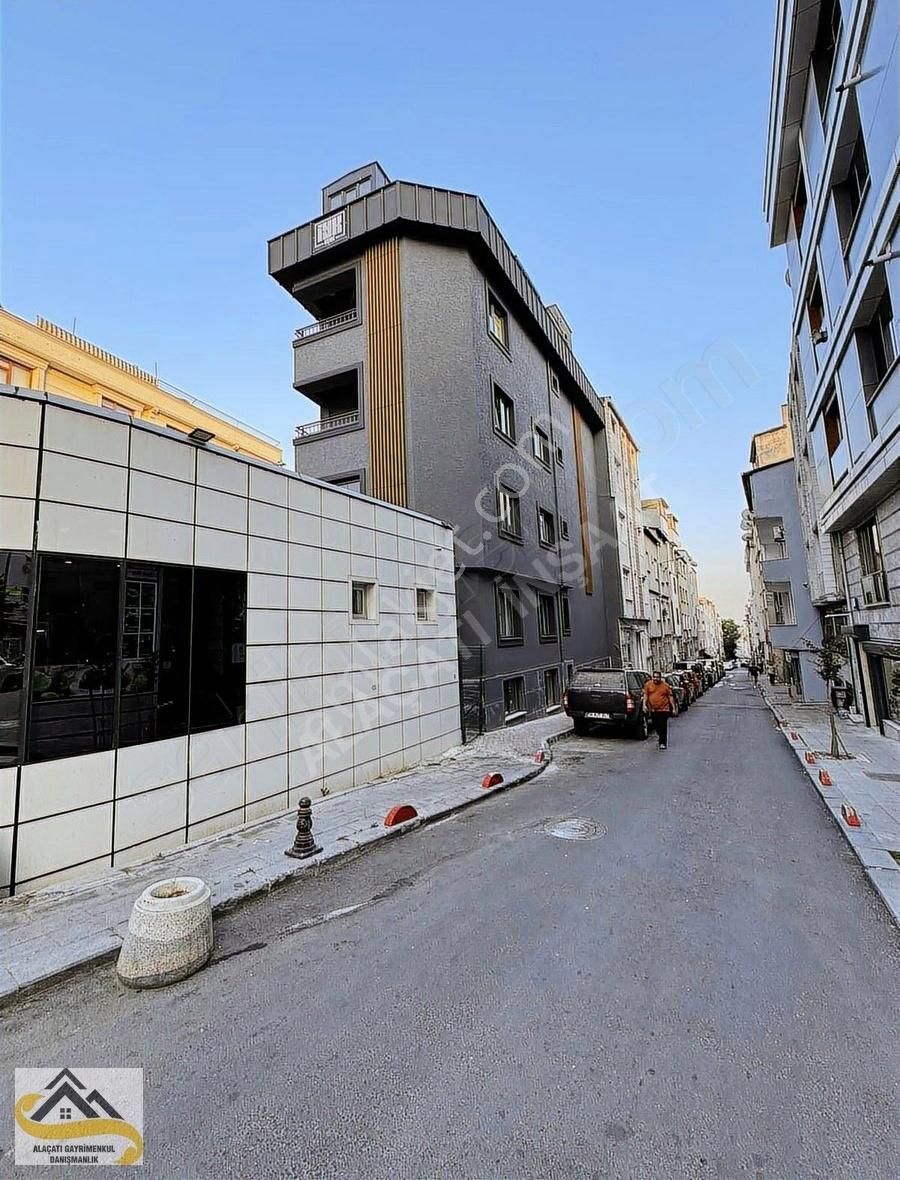 Alaçatı Dan B.paşa Altıntepsi Mah'nde Sıfır 1+1 Lüks Bahçe Katı - Görsel 29