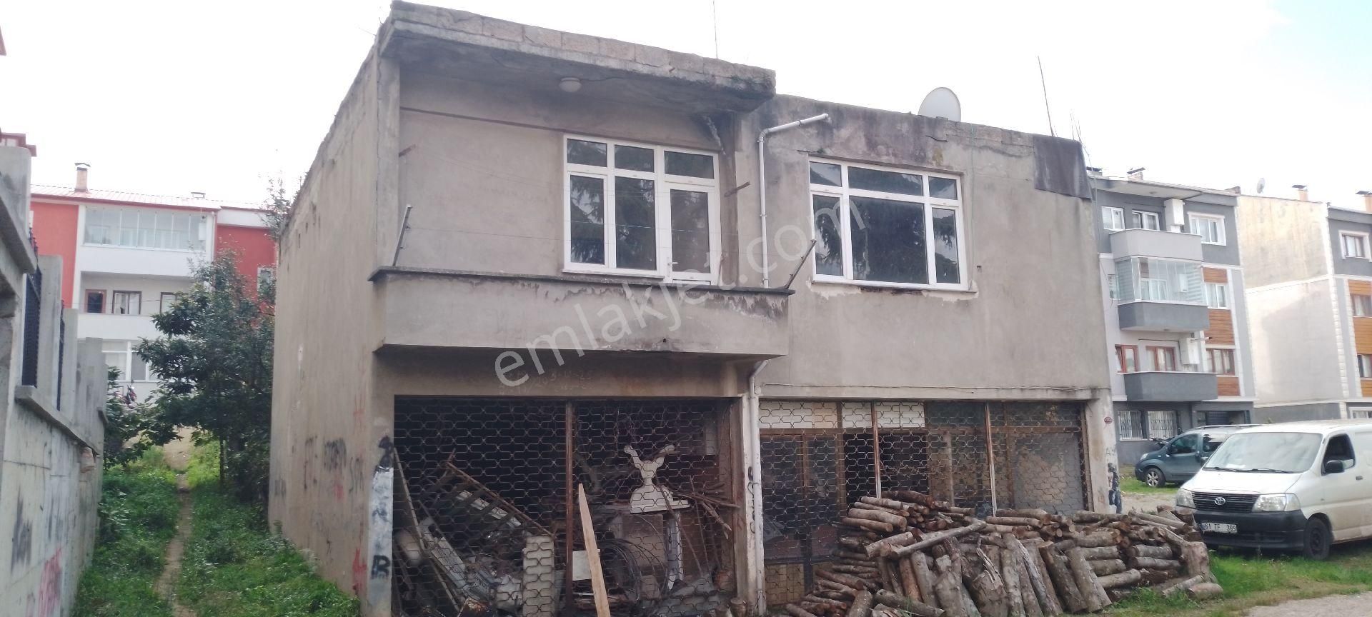 Trabzon Pelitlıde Satılıkbahçeli 2 Katlı Ev