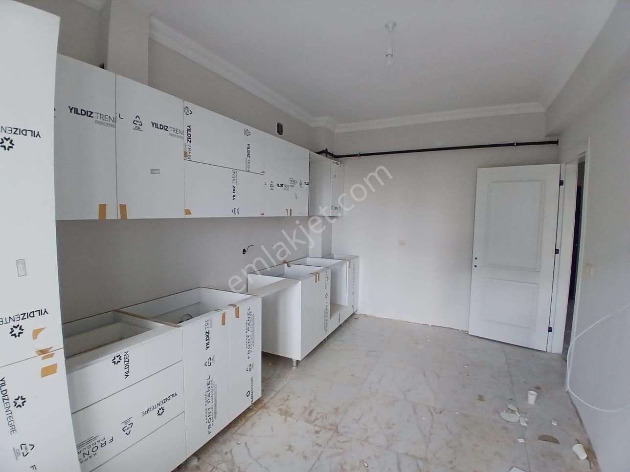 Akçay Emlak'tan Akşehir Gazi Mahallesinde Garajlı Üçüncü Kat Sıfır Satılık 3+1 Daire