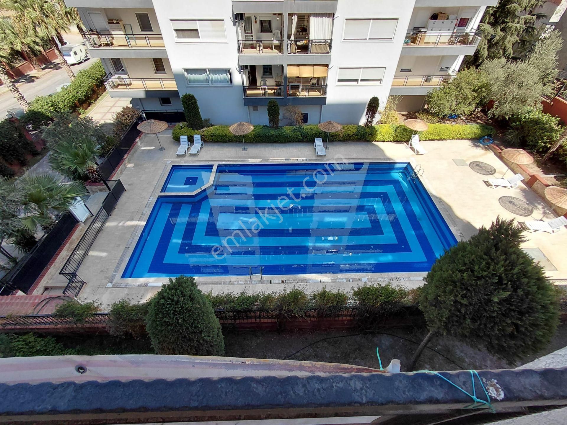 Site İçerisinde Geniş 3+1 Doğalgazlı Köşe Daire