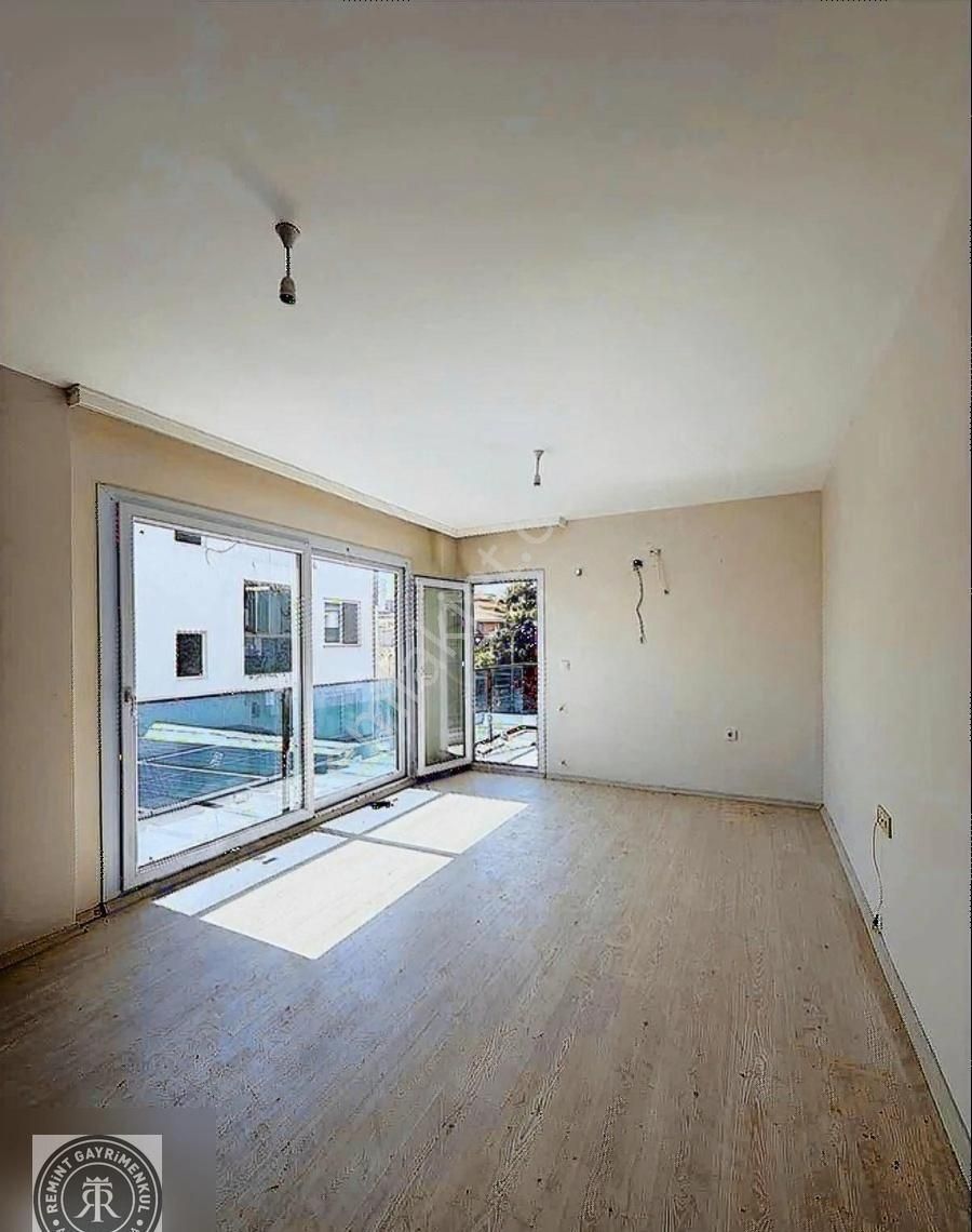 Remint'den Kabasakal Mahallesi Az Katlı Site İçi Havuzlu 2+1 - Görsel 13