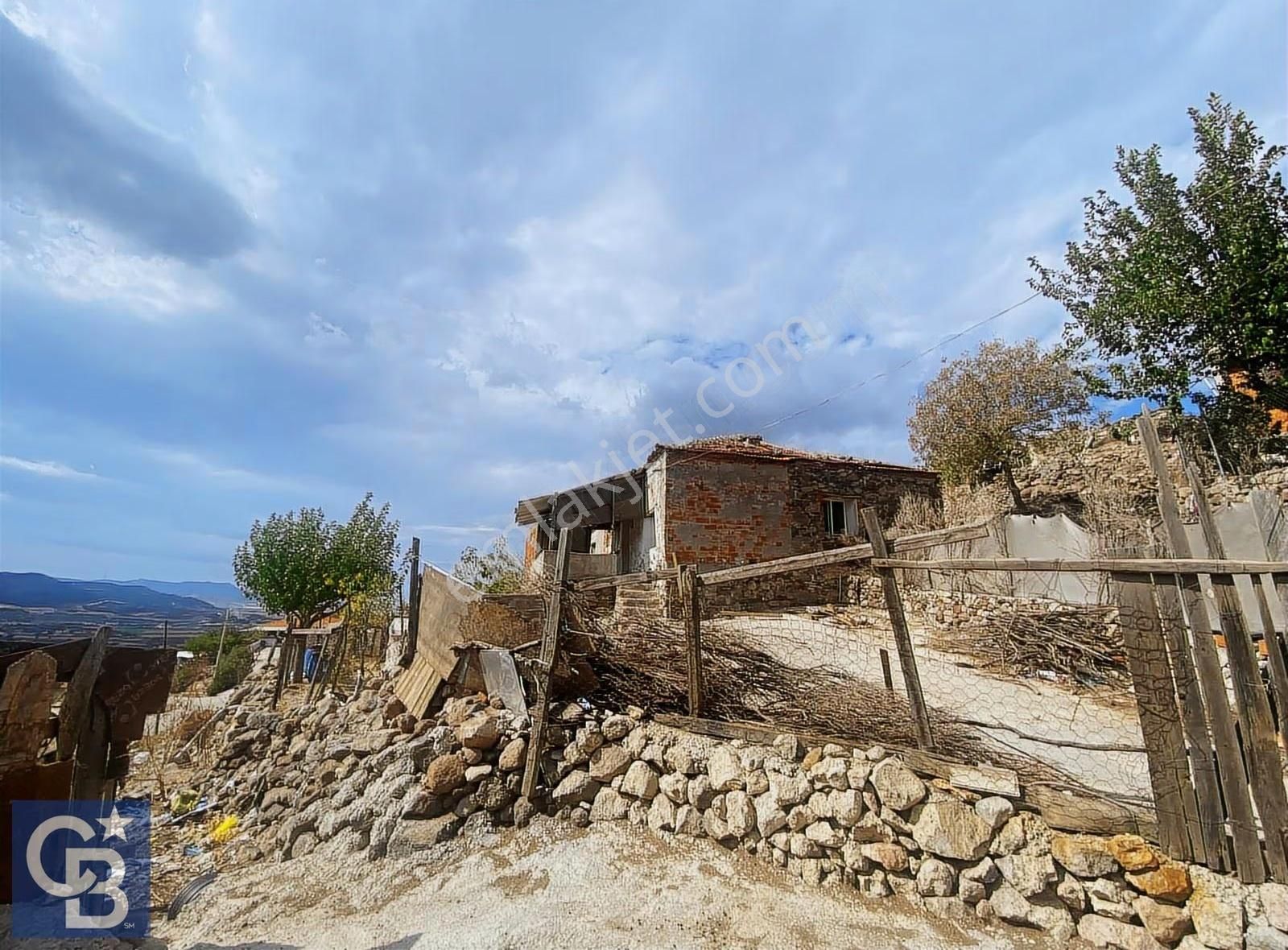 Aliağa Şehitkemal Köyünde 580 M² Tapulu Bahçeli Kargir Ev - Görsel 3