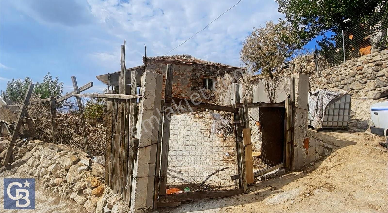 Aliağa Şehitkemal Köyünde 580 M² Tapulu Bahçeli Kargir Ev