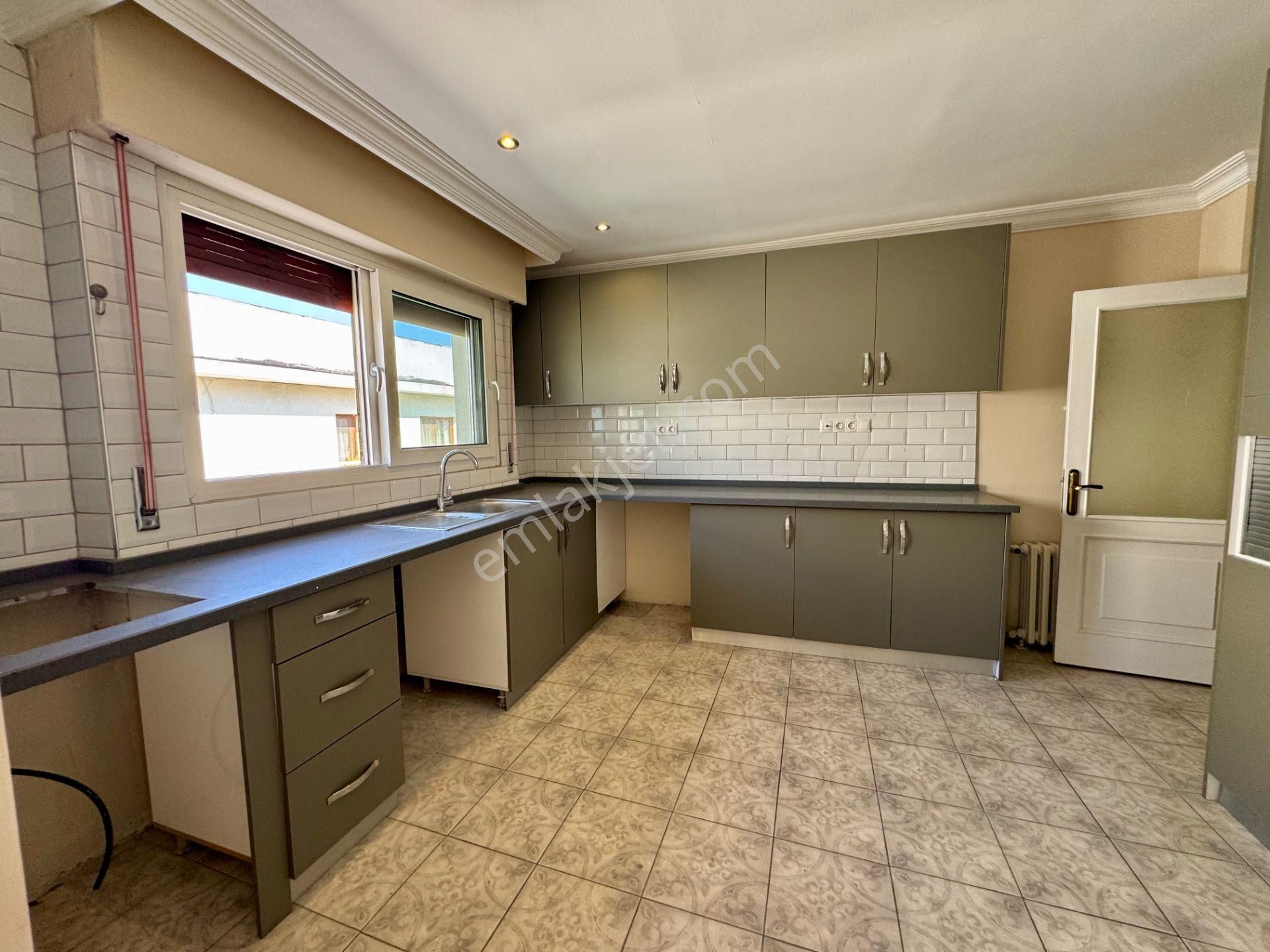 Muhteşem Konumda Otoparklı Satılık 5 + 1 Köşe Yalı Dairesi - Görsel 7