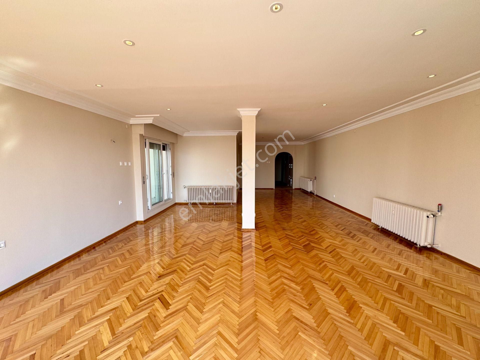 Muhteşem Konumda Otoparklı Satılık 5 + 1 Köşe Yalı Dairesi - Görsel 3