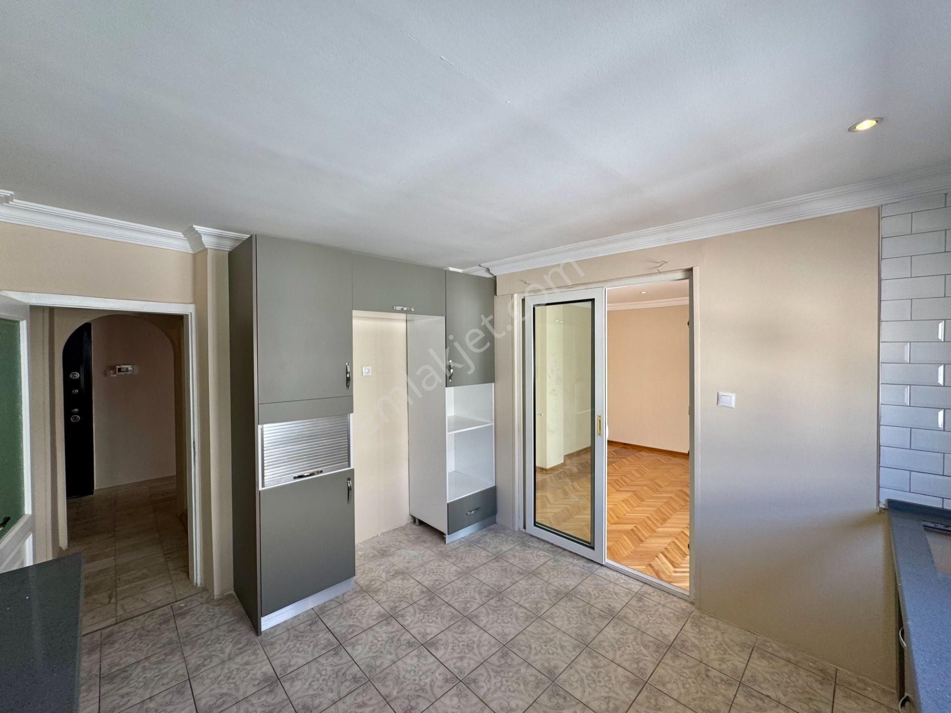 Muhteşem Konumda Otoparklı Satılık 5 + 1 Köşe Yalı Dairesi - Görsel 8