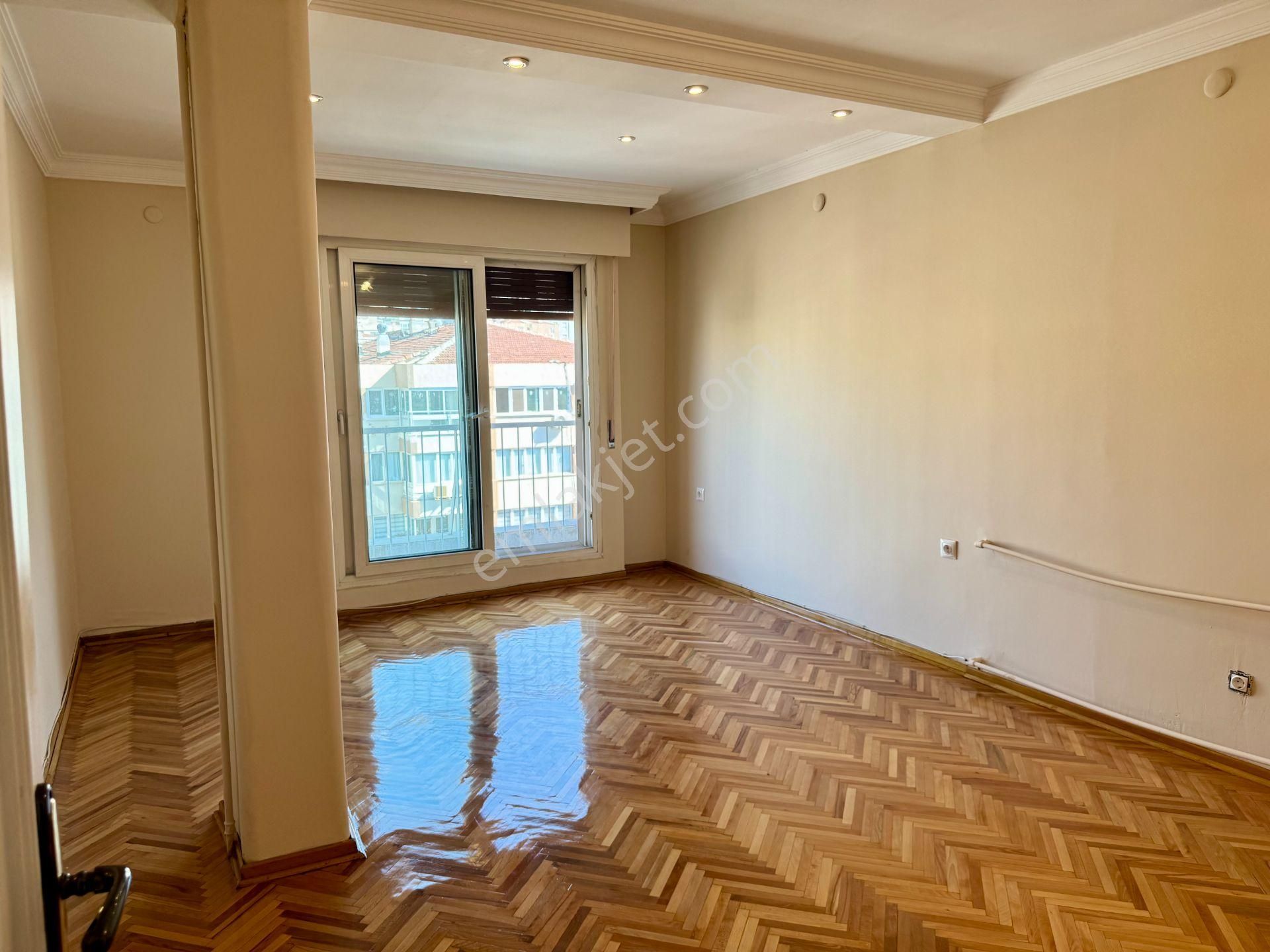 Muhteşem Konumda Otoparklı Satılık 5 + 1 Köşe Yalı Dairesi - Görsel 14