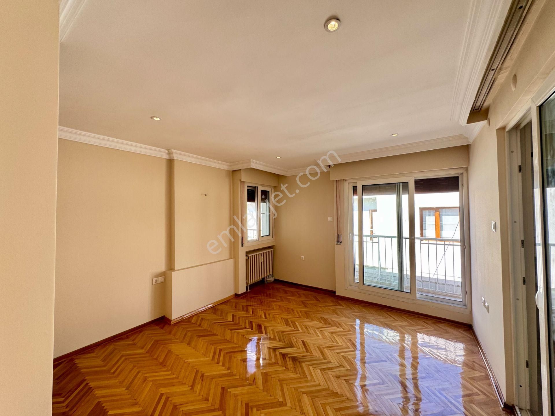 Muhteşem Konumda Otoparklı Satılık 5 + 1 Köşe Yalı Dairesi - Görsel 4