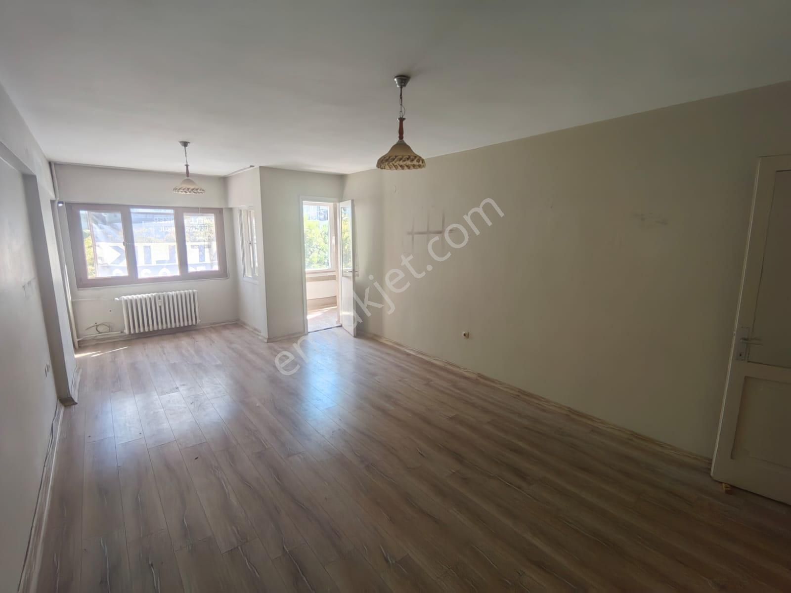 İnönü Caddesi Göztepe Metro Durağında Otoparklı Satılık 2 + 1 Daire