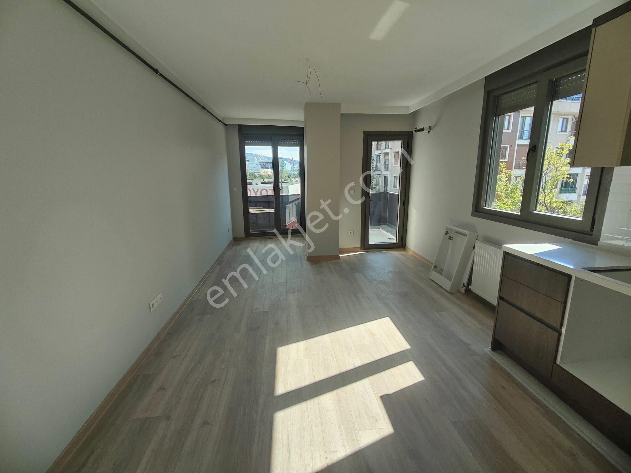 Emlak Dünyasından Küçükyalıda Satılık 2+1 Fırsat Daire