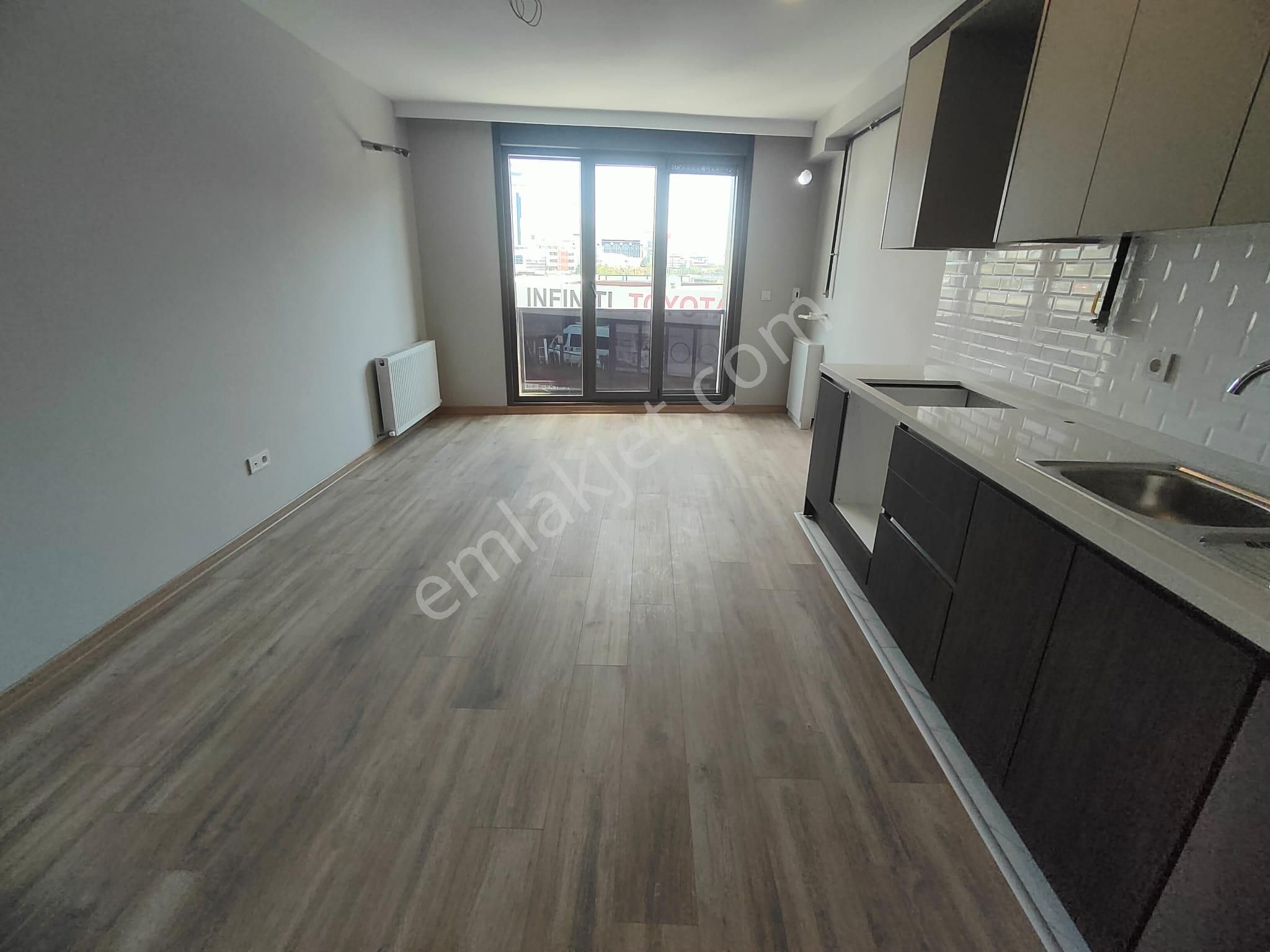 Emlak Dünyasından Küçükyalıda Satılık 2+1 Fırsat Daire