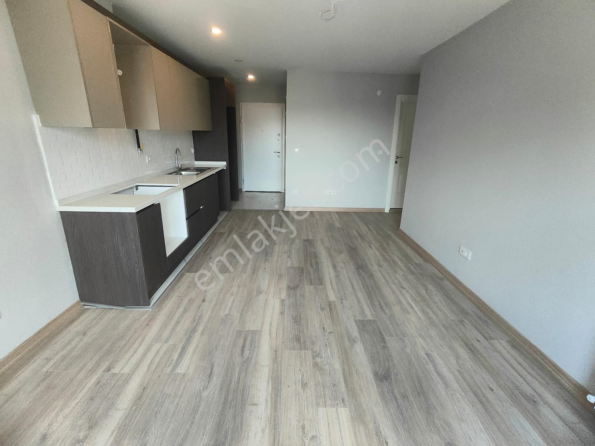 Emlak Dünyasından Küçükyalıda Satılık 2+1 Fırsat Daire - Görsel 4