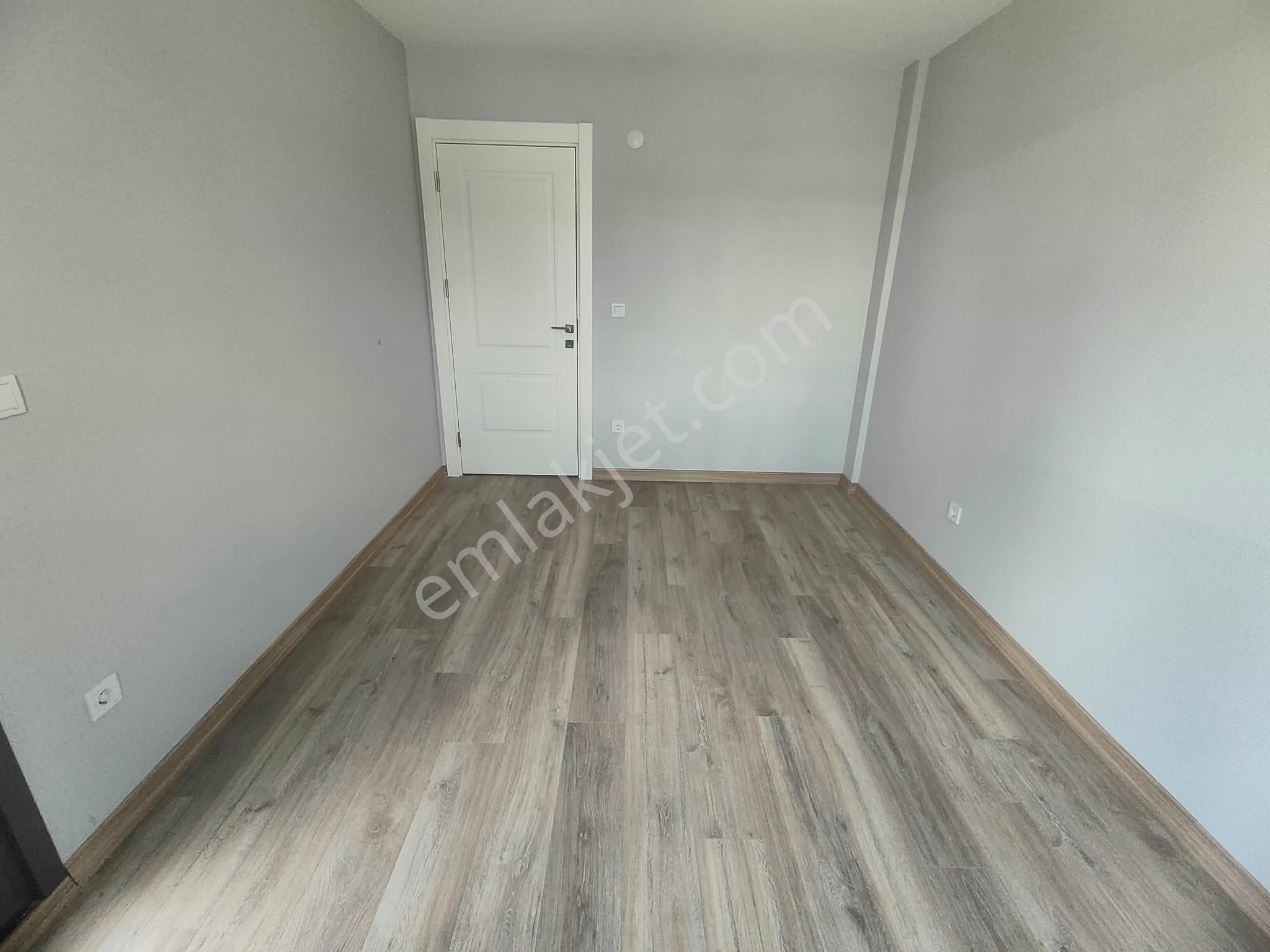 Emlak Dünyasından Küçükyalıda Satılık 2+1 Fırsat Daire - Görsel 12