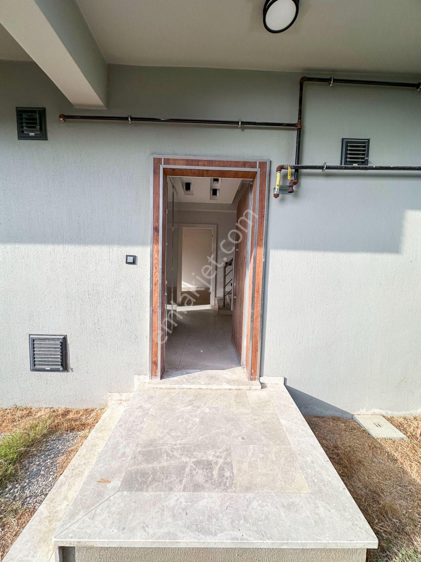 Mert Uçar'dan Satılık Menderes'te Sıfır 4+1 Bahçeli Villa - Görsel 3