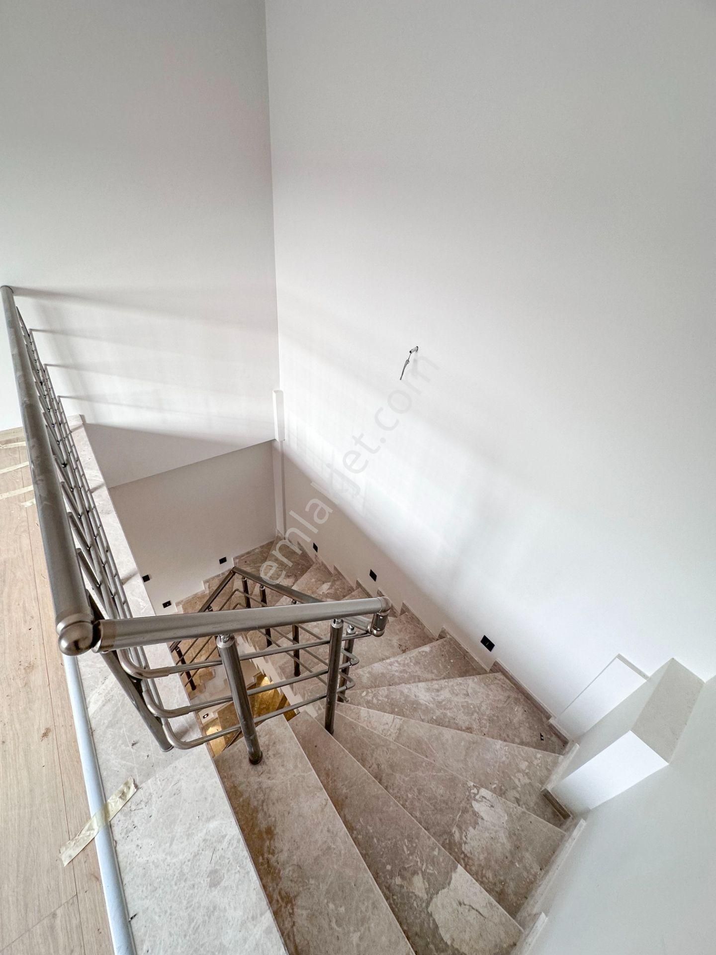 Mert Uçar'dan Satılık Menderes'te Sıfır 4+1 Bahçeli Villa - Görsel 24