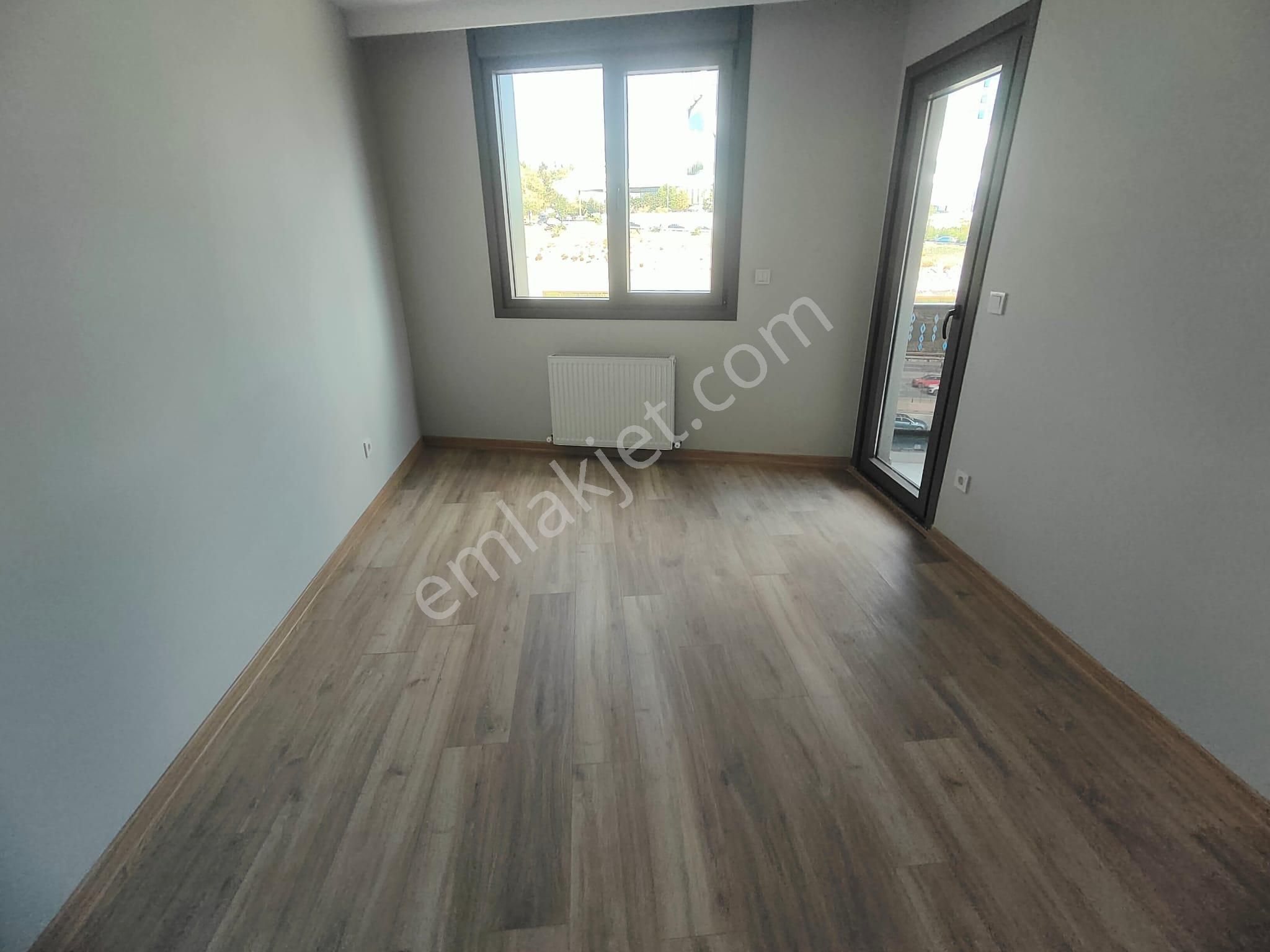 Emlak Dünyasından Küçükyalıda Satılık 2+1 Fırsat Daire - Görsel 9