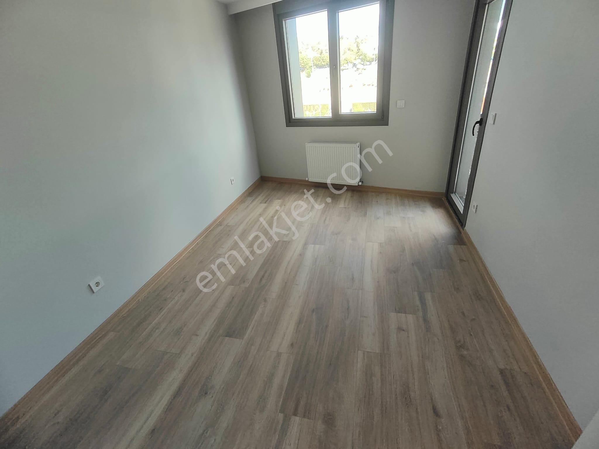 Emlak Dünyasından Küçükyalıda Satılık 2+1 Fırsat Daire - Görsel 8