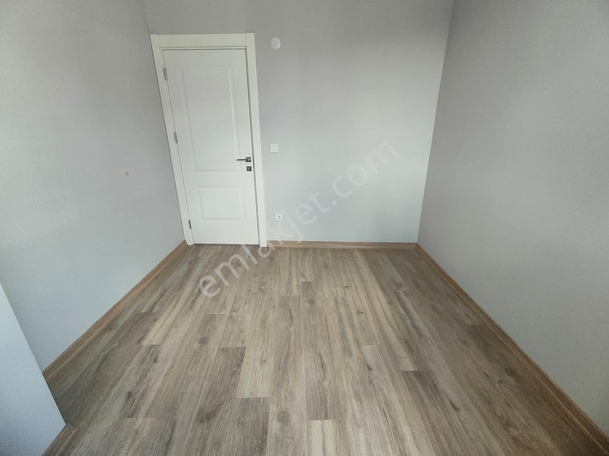 Emlak Dünyasından Küçükyalıda Satılık 2+1 Fırsat Daire - Görsel 15