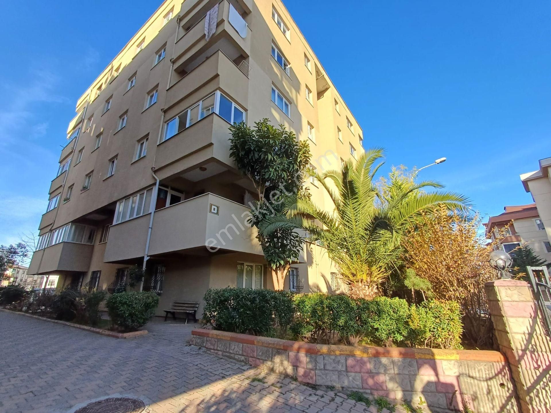 Çekmeköy Mehmet Akif Mah Işık Sitesi Satılık 2+1 Daire