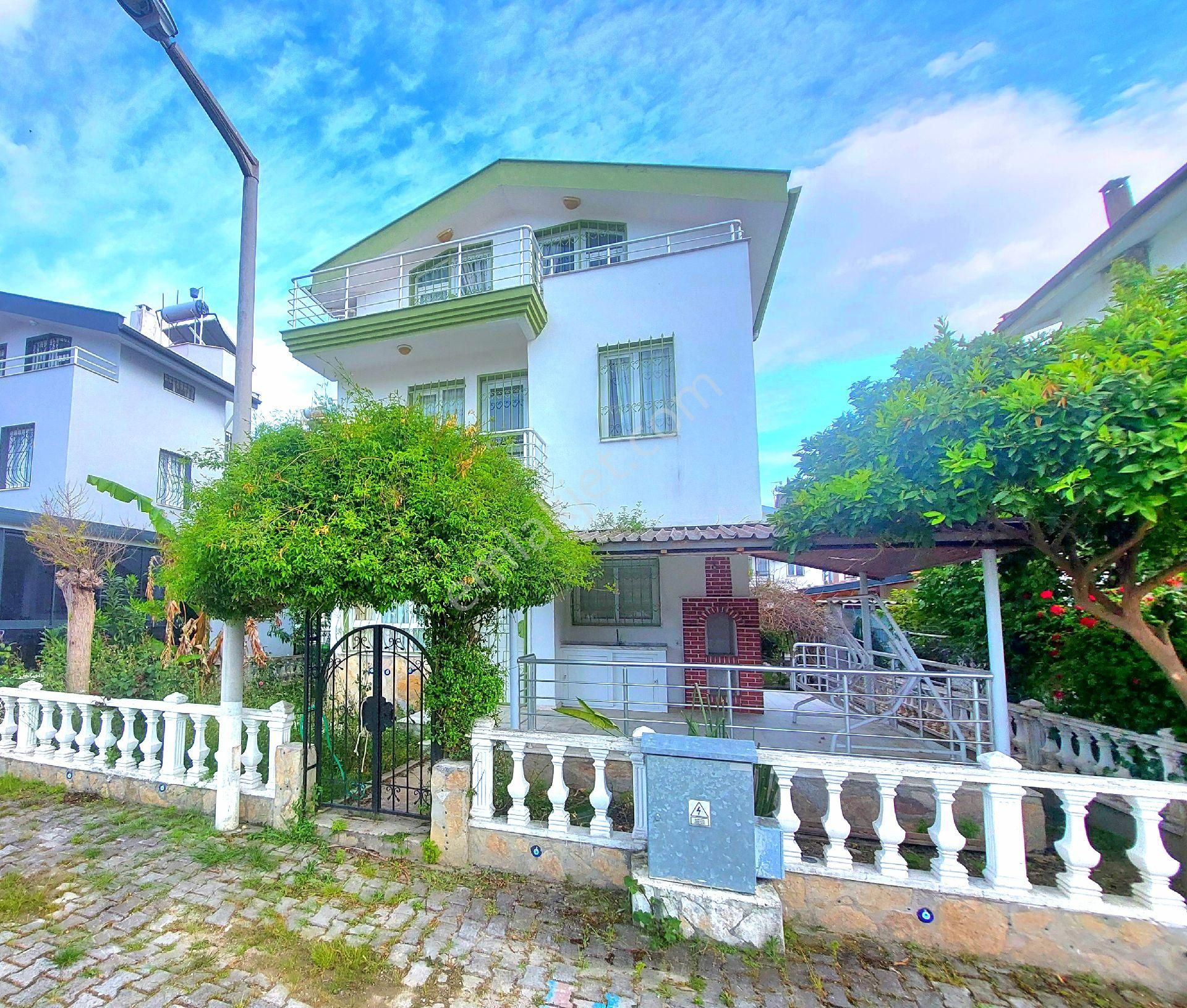 Kuşadasında Plaja Yakın Havuzlu Sitede Tek Müstakil 4+1 Bahçeli Villa - Görsel 3