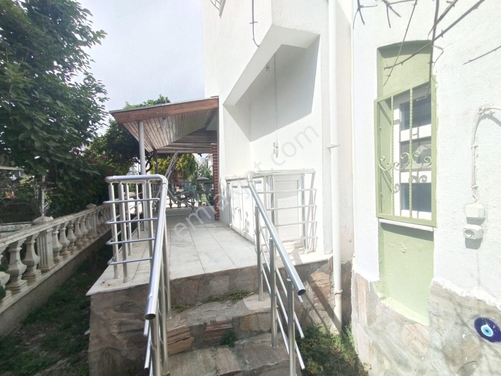 Kuşadasında Plaja Yakın Havuzlu Sitede Tek Müstakil 4+1 Bahçeli Villa - Görsel 15