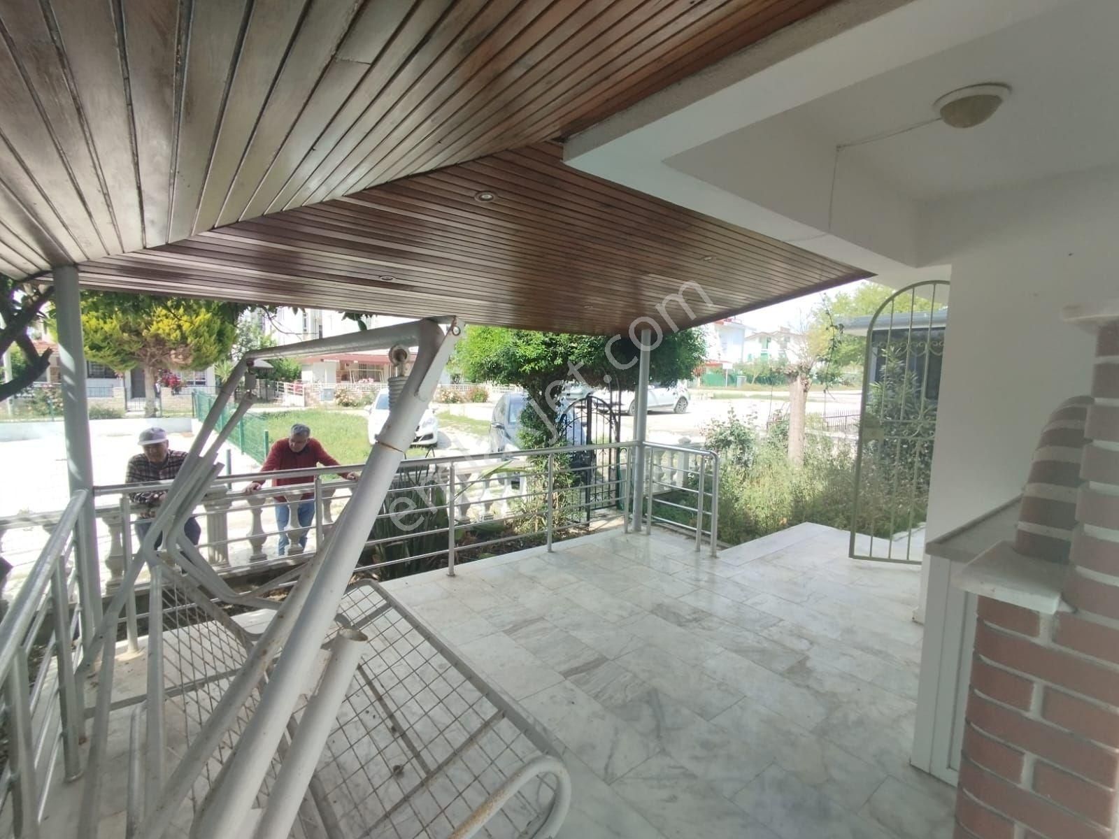 Kuşadasında Plaja Yakın Havuzlu Sitede Tek Müstakil 4+1 Bahçeli Villa - Görsel 11