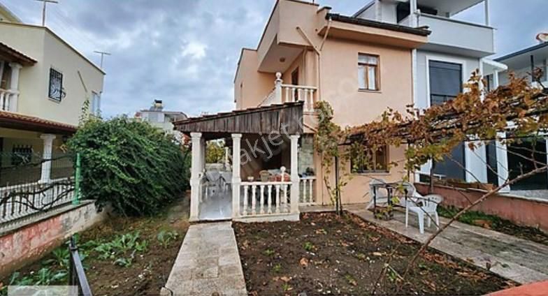 Dikili Bankacılar Sitesinde 2+1 Satılık Dubleks Villa