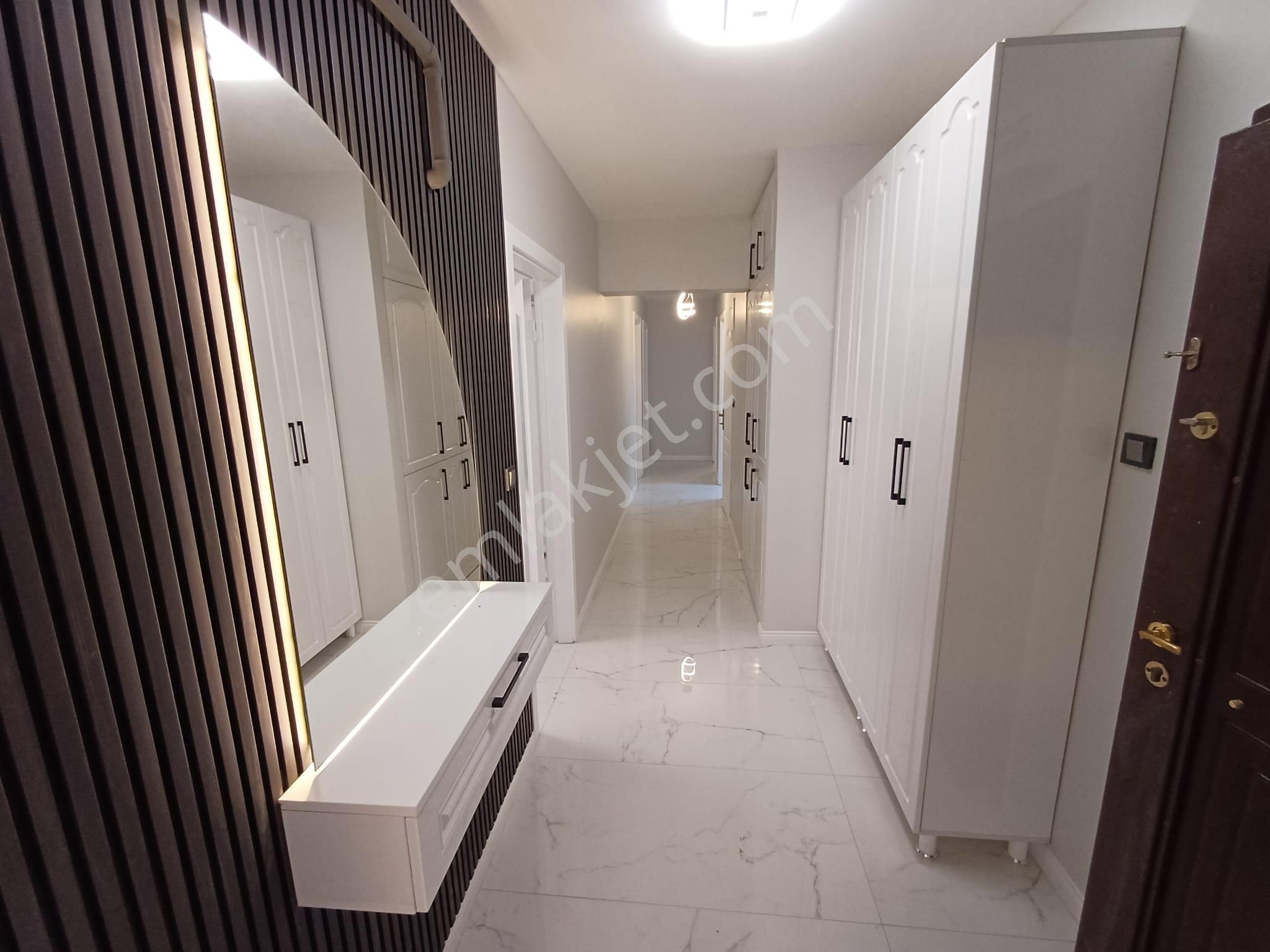 Birlik Mahallesi Yaşam Hastanesine Yakın İçi Lüks Yapılı Bahçe Kullanımlı 3+1 Giriş Satılık Daire - Görsel 7