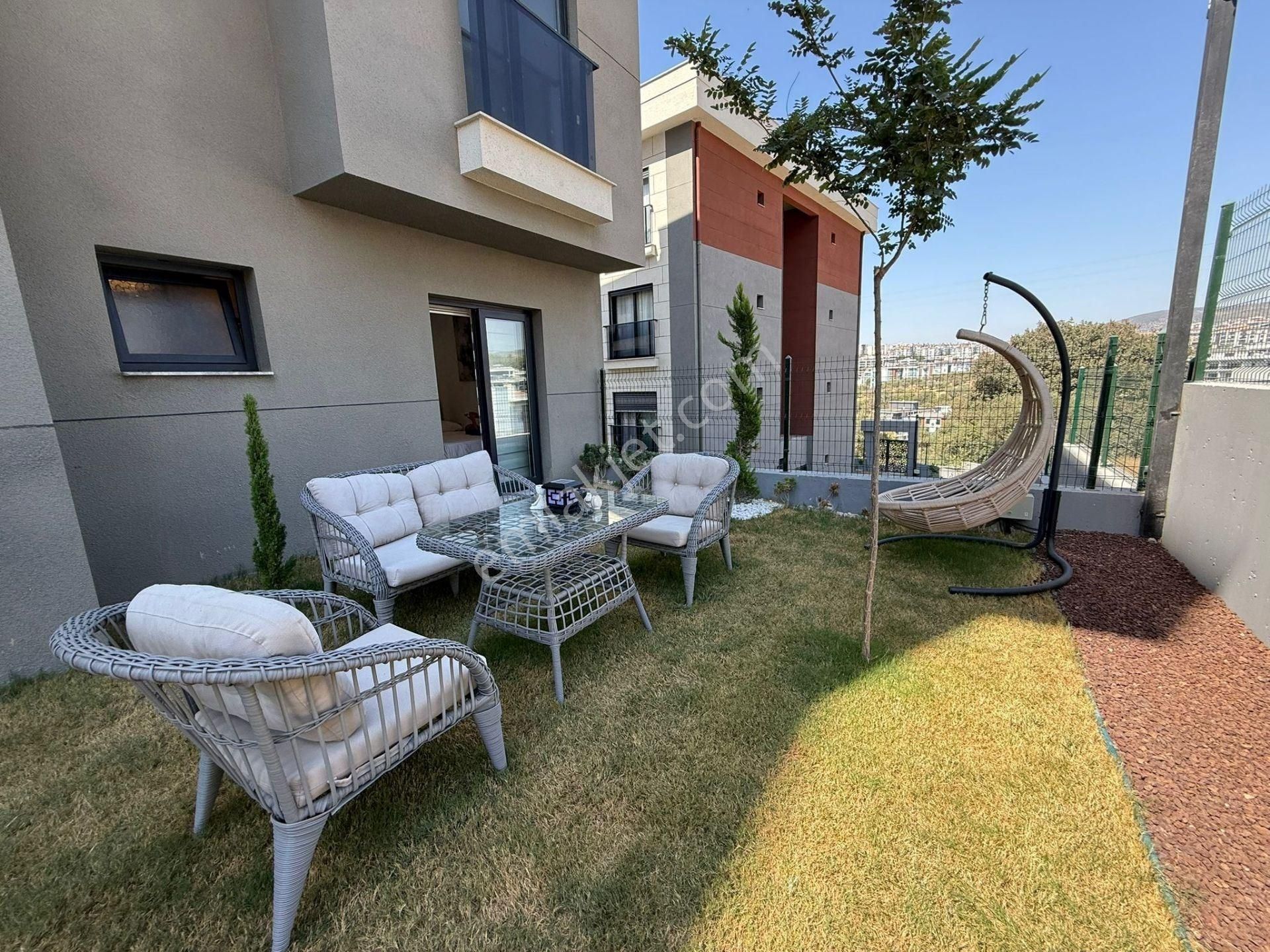 Kuşadası Villa Tadında ,full Yeni Eşyalı, Havuzlu, Kapalı Garajlı Bahçeli Daire